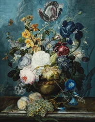 Rózsa, tulipán, írisz, dáliák, lamium, nefelejcsek, convolvulus, auricula és delphiniumok szőlővel és őszibarackkal vázában, kőpárkányon,