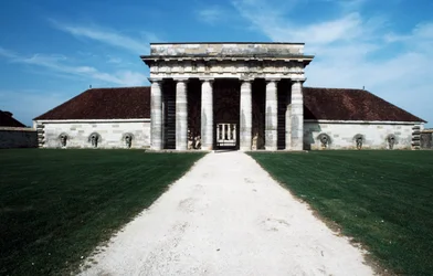 A Royal Saltworks (Saline Royale) főbejárata, Arc-et-Senans, Franche-Comte, Franciaország