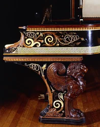 Egy nagyon fontos zongorafort, amelyet Sir Lawrence Alma-Tadema tervezett, Steinway New York akciója. 1887-ben épült, 1887-ben