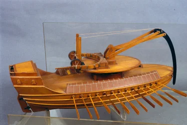 Skorpió, döfőorral ellátott hajó. Leonardo da Vinci rajza alapján készült modell. Tudományos és Technológiai Múzeum, Milánó.