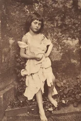 Alice Liddell kolduslányként, 1858
