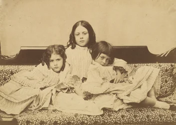 Edith, Ina és Alice Liddell a kanapén, 1858 nyara.