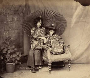 Lorina és Alice Liddell kínai öltözékben, 1860.