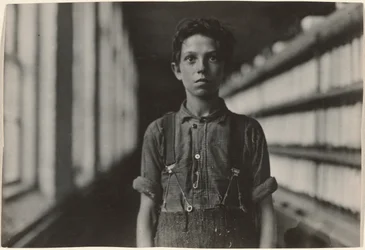 Jo Bodeon, egy "hátsó-roper" az öszvérszobában. Chase Cotton Mill, Burlington, Vermont