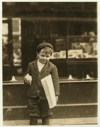 Az 5 éves újságárus Tommy Hawkins, mindössze 3 láb 4 hüvelyk magas, munka közben St. Louisban, Missouri államban, 1910