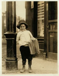 6 éves újságárus fiú, Little Fattie néven ismert, és mindössze 3 láb 4 hüvelyk magas, egy éve dolgozik St. Louisban, Missouriban, 1910