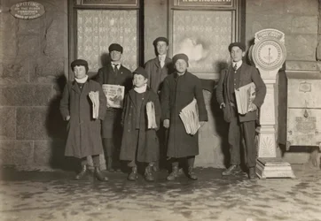 20:30 Hírlapírók csoportja árul a depóban, Hartford, Connecticut. A legkisebb fiú 11 éves.,1909. március (fotó)