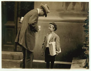 A 8 éves újságosfiú, Michael McNelis, aki épp csak felépült második tüdőgyulladásából, újságokat árul egy esős viharban, Philadelphia, Pennsylvania, 1910.