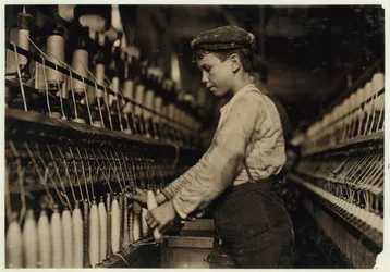 Doffer helyettesíti a teljes orsókat a Globe Cotton Millben, Augusta, Georgia, 1909