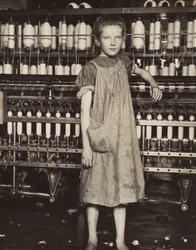 Addie Card, 12 éves. Fonónő egy gyapotfonodában, North Pownal, Vermont, 1910.