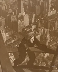 Felmászás a gerendákon az Empire State-100 emelettel feljebb