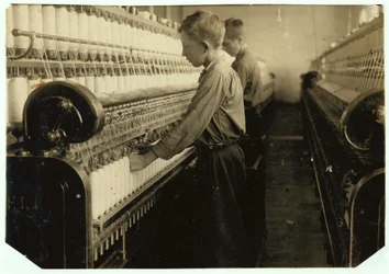 Doffers a teljes orsók cseréje az Indian Orchard Cotton Millben, Massachusetts, 1916