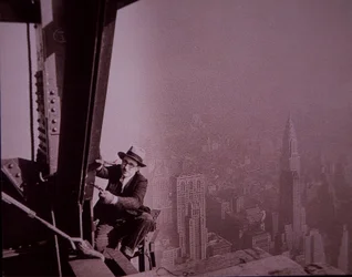 Az Empire State Building építés alatt áll, egy felügyelőt mutatva, aki ellenőrzi a munkát