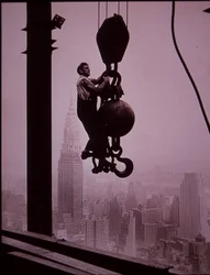 Építés alatt álló Empire State Building, amelyen a derrick legénységének tagja látható