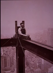 Az Empire State Building építés alatt áll, és a munkás szünetet tart