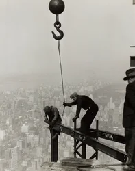 Magasan az Empire State Building tetején, New York.