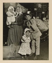 Olasz család elveszett poggyászt keres, Ellis Island