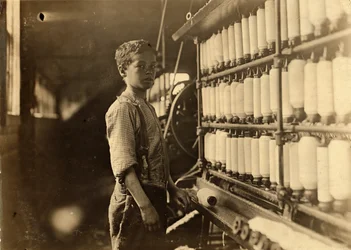 John Dempsey, 11 vagy 12 éves, szombati munkás a Jackson Mill öszvérfonójában, Fiskeville, Rhode Island, 1909