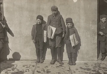 John Pento, 14 éves, Daniel és Angelo Pento, 7 évesek, újságot árulnak, Hartford, Connecticut