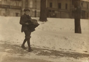 Louis A. Caulfield, 16 éves, a Boston Commonon, egy nehéz írógépet szállított körülbelül 12 mérföldre a Model Typewriter Inspection Co. számára, és heti 6 dollárt keresett 1917-ben.