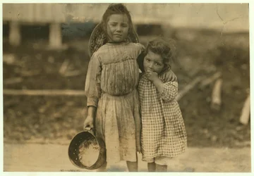 Maud és Grade Daly, 5 és 3 évesek, minden nap szednek egy-egy fazék garnélarákot a Peerless Oyster Company számára, Bay St. Louis, Mississippi, 1911