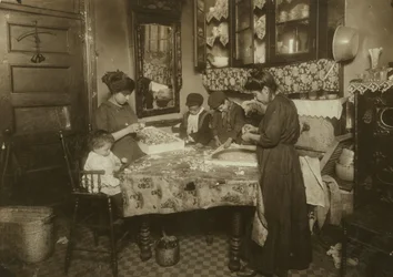 Mrs. Mette és gyermekei (Josephine 13, Nicholas 6 és Johnnie 8, akik összesen csak napi 40-50 centet keresnek) virágot készítenek egy koszos New York-i bérházban, 1911