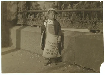 Newsboy Freddie Kafer, 5 vagy 6 éves, szombat esti posztokat árul a State Capitol bejáratánál, Sacramento, California, 1915
