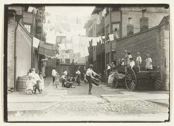 Játszótér egy malomfaluban (Playground in a Tenement Alley), Boston