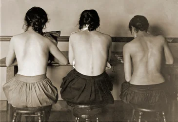 Lányok varrógépeknél, kb. 1917