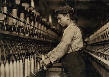 Fiatal fiú Dofferként dolgozik a Globe Cotton Millben, Augusta, Georgia, USA, 1909 körül