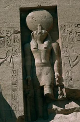 Egyiptom, Núbia, Abu Simbel, II. Ramszesz nagy temploma, homlokzat, fülke Ra napisten szobrával