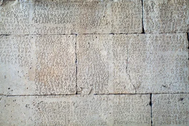 Gortyn-kód, felirat a kőlapokon dór dialektusban, Gortyn, Kréta, Görögország, görög civilizáció, Kr.e. V. század (fotó)