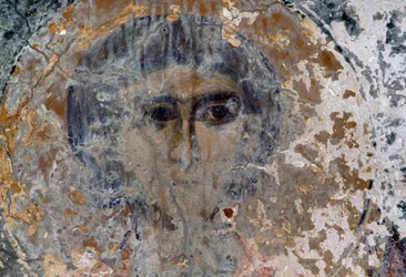 Férfialak, sérült freskó a Metamorphosis Sotiros templomban, Voutas, Kréta, Görögország (fotó)
