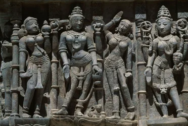 Női alakokat lerakó dombormű, Adishwara templom, Vimalavadi Tuk, Templomkomplexum a Shatrinjaya Hillen, Outcome, Gujarat, India
