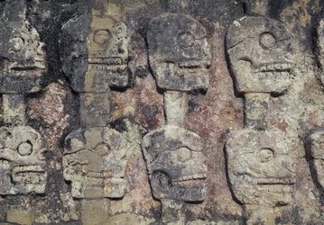 Emberi koponyákat ábrázoló dombormű, a Tzompantli részlete vagy a Koponyák fala, Chichen Itza régészeti lelőhelye (UNESCO Világörökség)