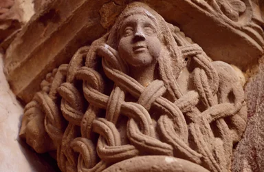 Spanyolország, Navarra, Leyre Szent Megváltó kolostora, Porta Speciosa, Feldíszített főváros