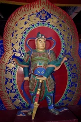 Egy harcos szobra Yingxian (vagy Sakyamuni Pagoda) fából készült pagodájában Datong, Kína közelében. kínai civilizáció