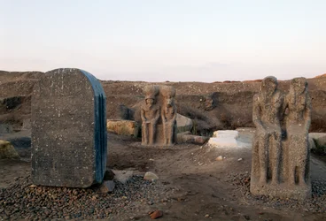 Két istenséget ábrázoló szobrok, régészeti ásatások Butóban (Tell el-Farain), Egyiptom, egyiptomi civilizáció