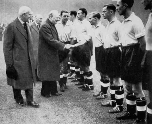 Winston Churchill köszönti az angol labdarúgócsapatot, a londoni Wembley, 1941. október.