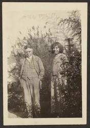 [Fleckenstein és Florence a kertben]