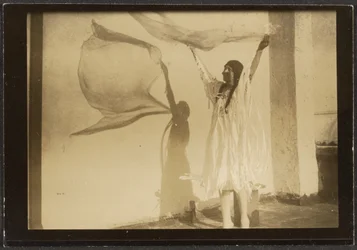 [Florence táncol indián jelmezben]
