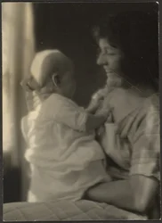 Florence babát tart a karjában