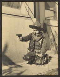 [Kicsi fiú cowboy-jelmezben]