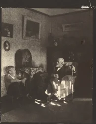Férfi és fiú egy dolgozószobában ülve