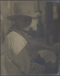 [Egy cowboy-ruhába öltözött férfi portréja]