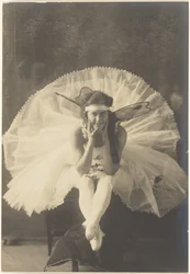 [Fiatal balerina tündérszárnyakkal]