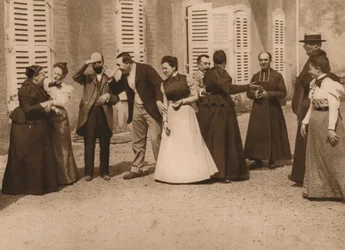 Beszélgető emberek szabadtéri összejövetele, 1937.