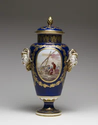 Váza (lágypaszta porcelán festékkel és aranyozással)