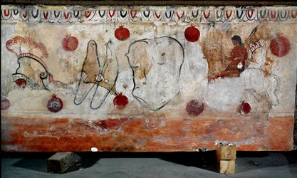 Egy lovas és páncélzatának különböző elemei. Lucaniai freskó a Kr. e. 4. századból, a paestumi nekropoliszból, Olaszország. Museo Nazionale Archeologico, Paestum