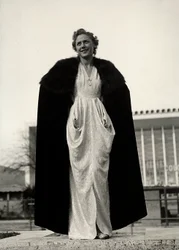 Modell estélyi ruhában, a "Graldi" couture ház alkotása. A cikket szőrmés köpeny egészíti ki. (f/w fotó)